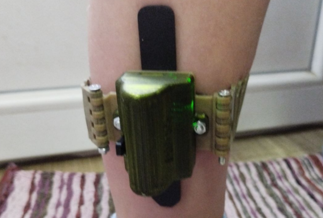 Installing the sensor on a lower limb