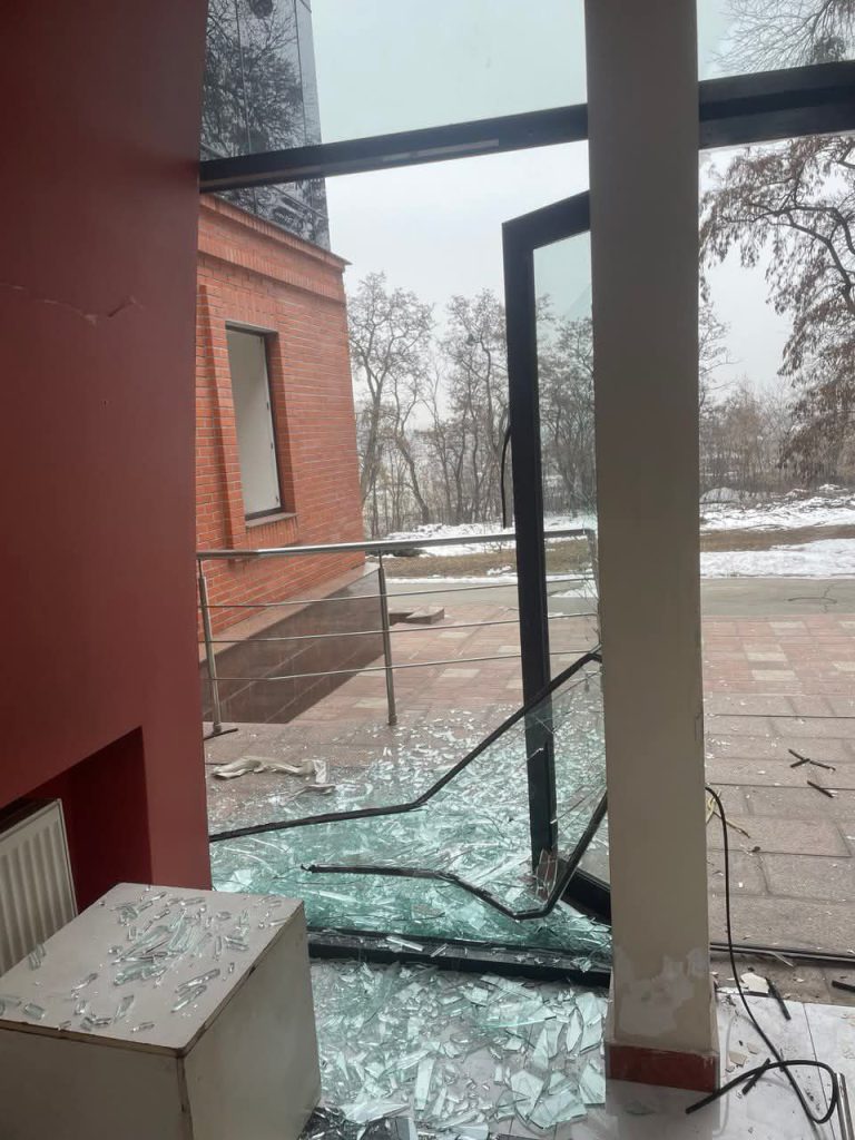 Уламки розтрощеного скла бібліотеки