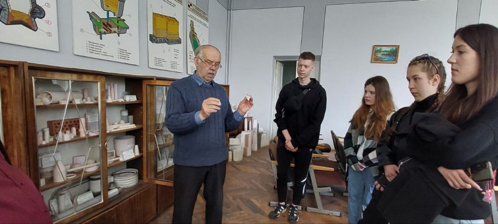 Директор УкрНДІВ, к.т.н. Валерій Владиленович Мартиненко розповідає студентам про продукцію дослідного заводу 