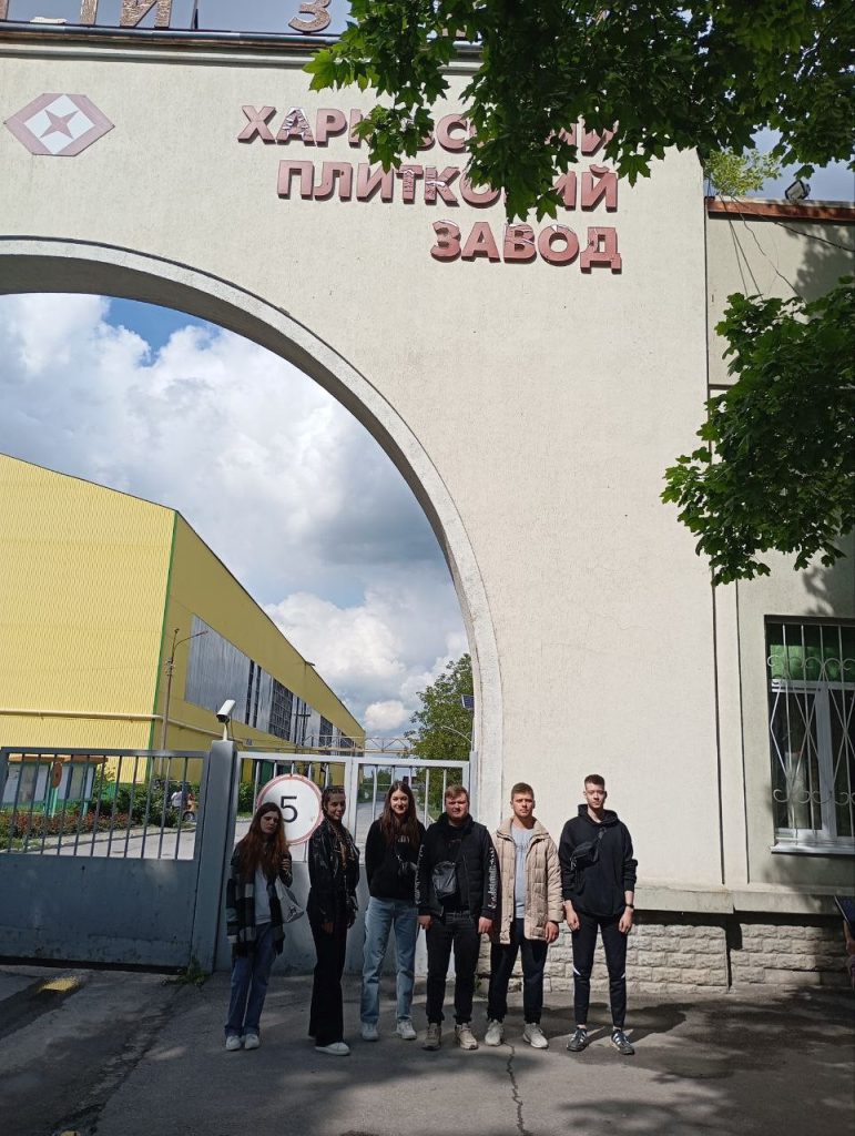 Учасники екскурсії перед входом до ХПЗ