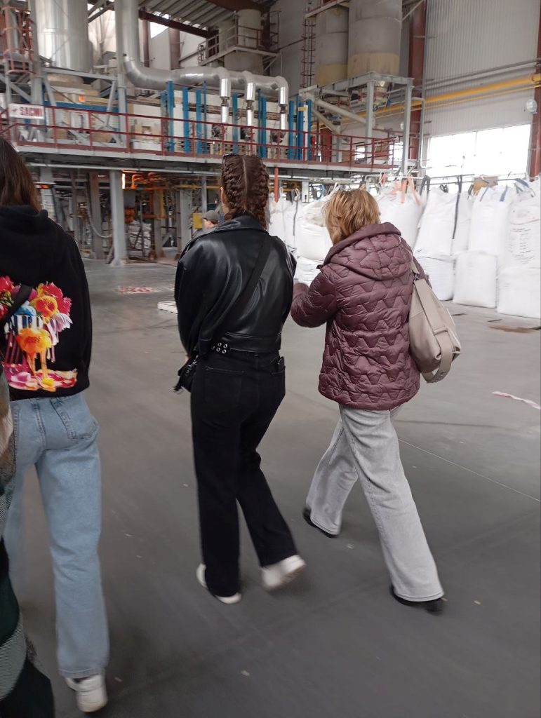 Завідувачка кафедри Олена Юріївна Федоренко (крайня праворуч) на ХПЗ зі студентами