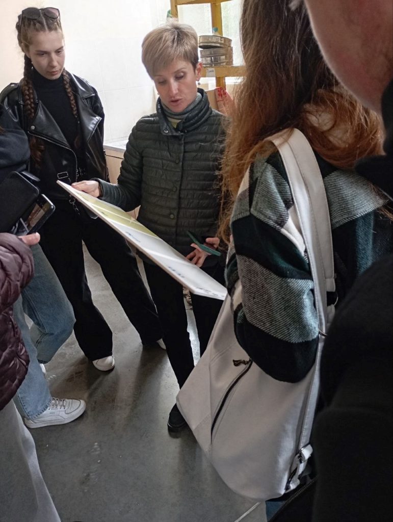 Головний технолог ХПЗ, наша випускниця Яна Олександрівна Покроєва (в центрі) спілкується зі студентами