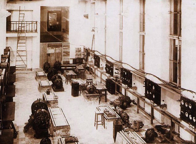 Один з двох прольотів лабораторії кафедри перед установкою на фундаменти електричних машин (початок 30-х років 20 століття)