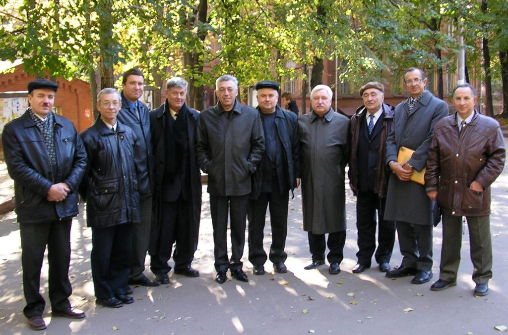 Участники «SIEMA-2004» в ХПИ на площадке перед электрокорпусом 