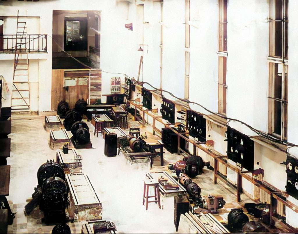 Лабораторный зал кафедры электрических машин во времена ее зарождения (перед установкой электрических машин на фундаменты)