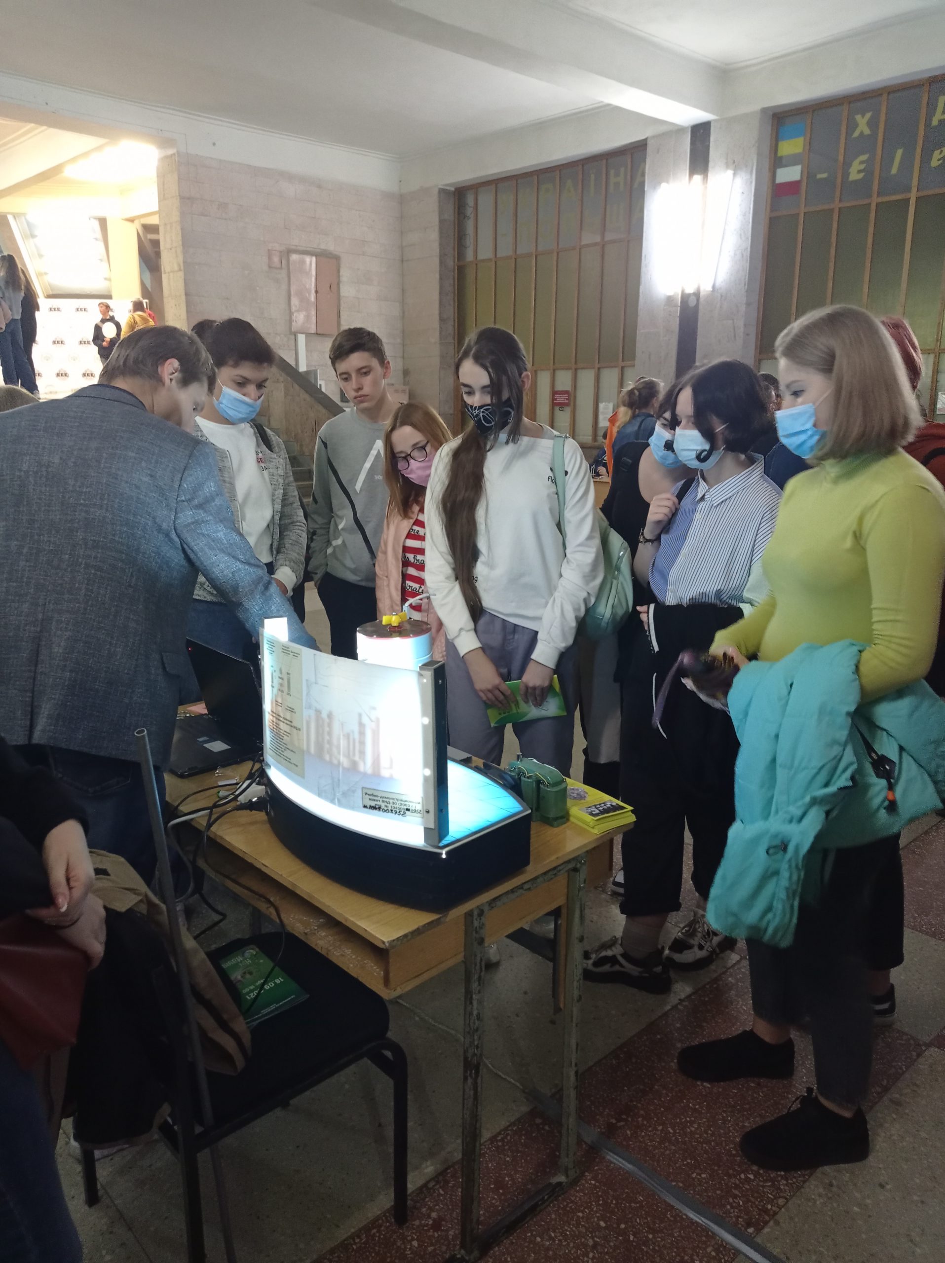 Доцент Дунєв О. О. демонструє стенд кафедри електричних машин школярам та їхнім батькам 