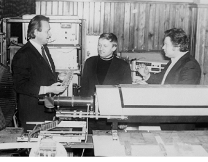 Associate Professor L. L. Tovazhnyansky and senior engineers M. S. Chus and V. P. Zadorozhny discussing the results of the experiment (1979)
