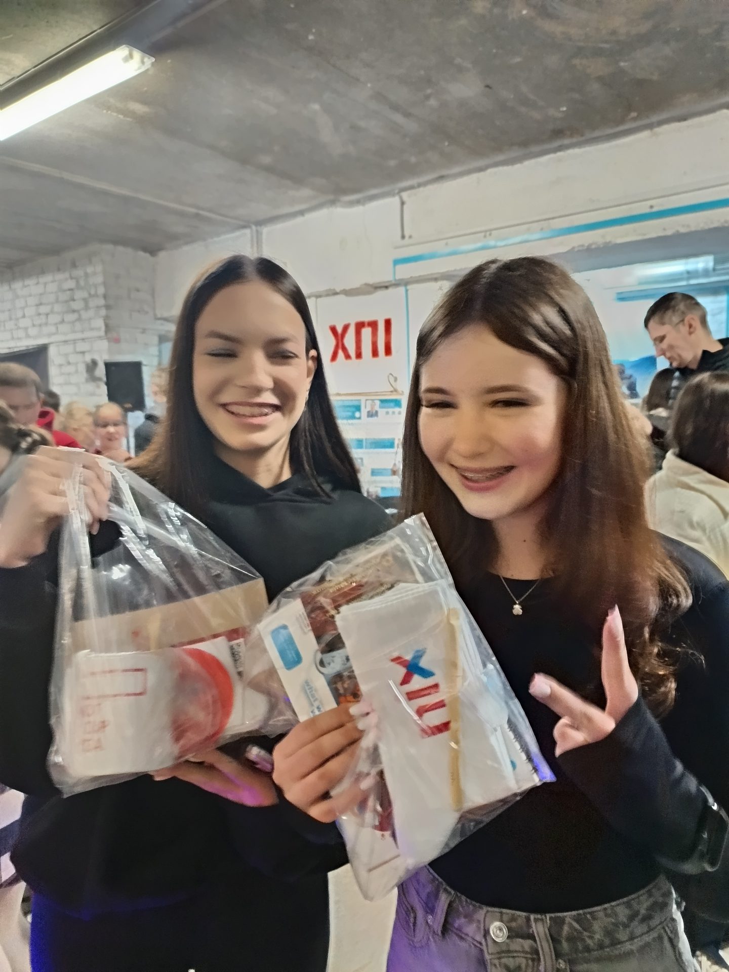 stem_khpi_nix_presents_05