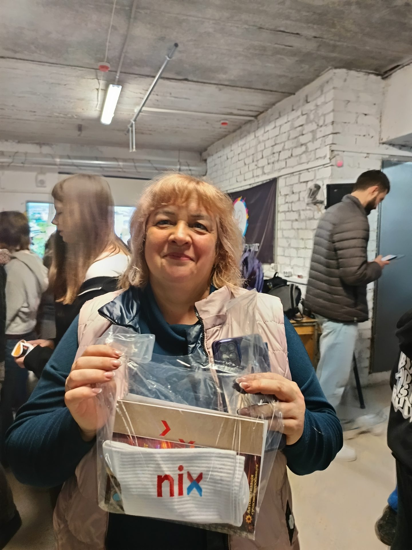 stem_khpi_nix_presents_07