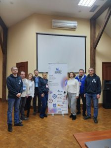  Команда викладачів та організаторів ML WEEK 2025 біля офіційного банера події
