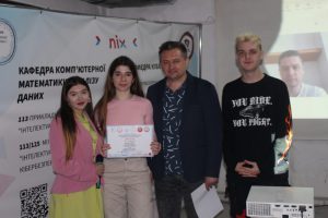 Команда учасників отримує диплом на Гран-Прі’24