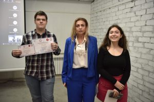 Дипломи в руках - підтвердження зусиль, знань і справжнього командного духу