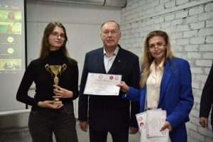 Кубок у руках - символ наполегливості та перемоги