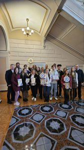 Абсолютні переможці, організатори та спонсори у холі головного корпусу