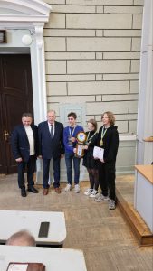 Команда переможців отримує кубок від ректора Євгена Сокола