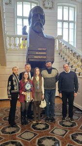 Команда отримує заслужений трофей та фото на пам’ять