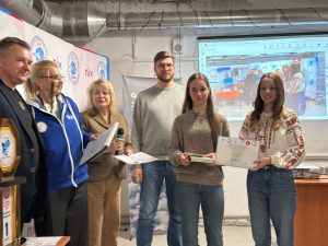 Переможці отримують заслужені нагороди