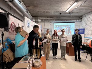 Учасники отримують дипломи та подарунки